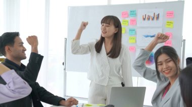 Yetenekli iş kadını takım liderinin iş projesi sunumu