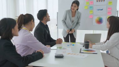 Yetenekli iş kadını takım liderinin iş projesi sunumu