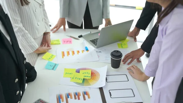 Empresários discutem proficientemente o projeto de trabalho na mesa de reuniões — Fotografia de Stock