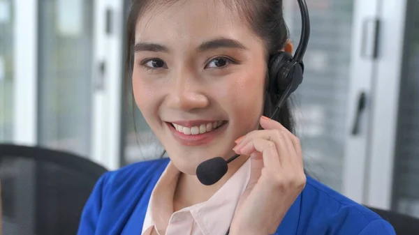 Affärskvinna i headset som arbetar aktivt på kontoret — Stockfoto