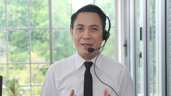 Videocamera bekijken van zakenman praat actief in videoconferentie — Stockfoto