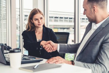 İş adamı tokalaşması ofiste iş kadını.