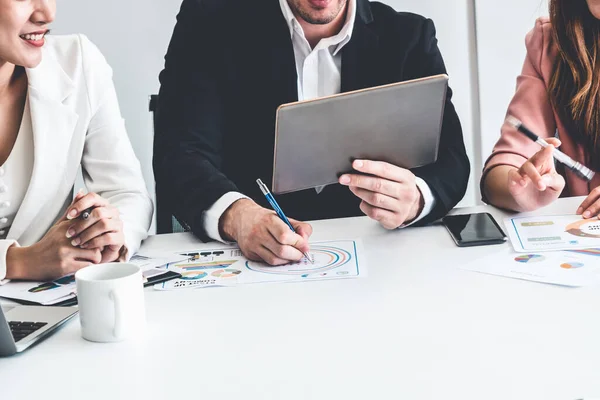 Biznesmen i bizneswoman pracujący w biurze. — Zdjęcie stockowe