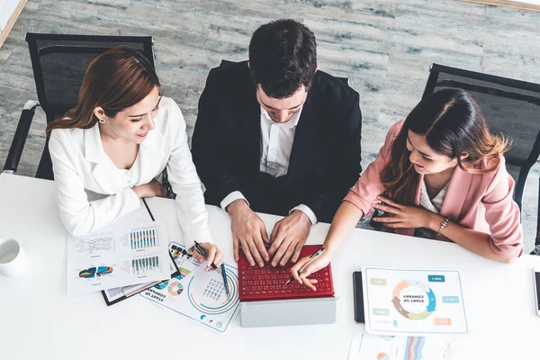 Empresarios y empresarias que trabajan en el cargo. — Foto de Stock