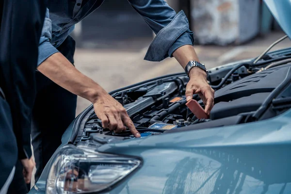 Man hjälp kvinna fixa bilen problemet. — Stockfoto