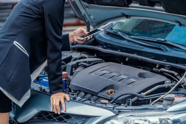 Donna il cui guasto auto chiamare per il servizio di riparazione. — Foto Stock