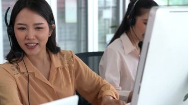 Kulaklık takan iş adamları ofiste aktif olarak çalışıyorlar.