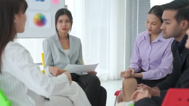 Podnikatelé odborně diskutovat o pracovním projektu, zatímco sedí v kruhu — Stock video