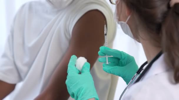 Jovem visita médico habilidoso no hospital para vacinação — Vídeo de Stock