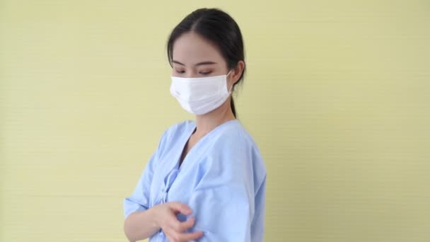 ผู้หญิงสาวเอเชียแสดงผ้าพันแผลวัคซีนโควิด-19 อย่างสนุกสนาน — วีดีโอสต็อก