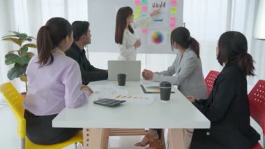 Yetenekli iş kadını takım liderinin iş projesi sunumu