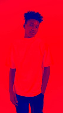 Duotone ya da yarım ton. Stüdyodaki Afrikalı Amerikalı genç adamın portresi.