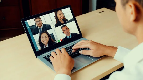 Réunion des gens d'affaires par vidéoconférence sur un lieu de travail virtuel ou un bureau distant — Photo