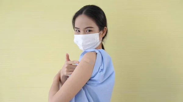 Junge Asiatin zeigt fröhlich COVID-19 Impfverband — Stockfoto