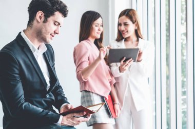 İşadamı iş yerinde kitap okuyor. .