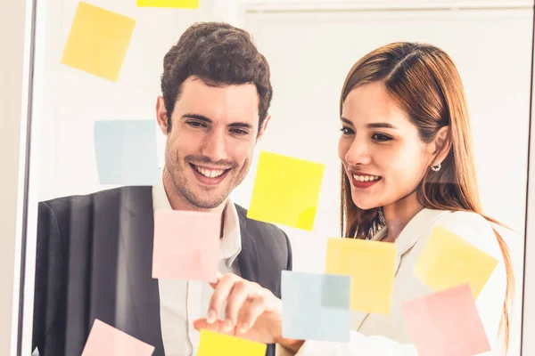 Mujer de negocios asiática creativa en taller de reunión. —  Fotos de Stock