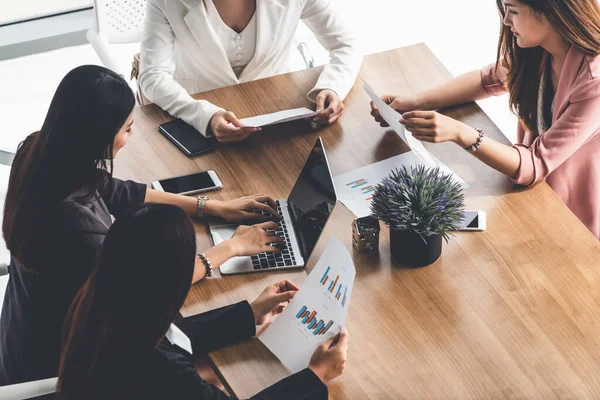 Businesswomen in Meeting, Laptop Computer on Table — Stock Photo, Image