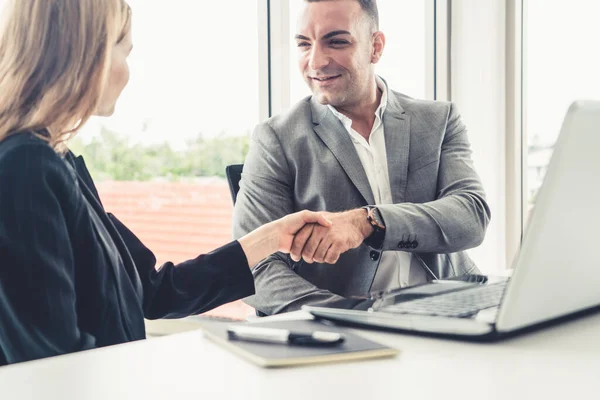 Empresário handshake empresária no escritório. — Fotografia de Stock