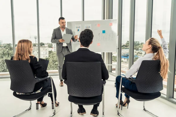 Empresarias y empresarios en reunión de grupo. — Foto de Stock