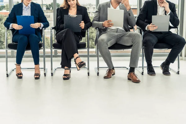 Geschäftsfrauen und Geschäftsleute warten auf Vorstellungsgespräch. — Stockfoto