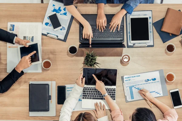 Gente de negocios en reunión de grupo en la oficina. — Foto de Stock