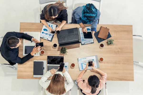 Zakenmensen in Groepsvergadering op Office Room. — Stockfoto