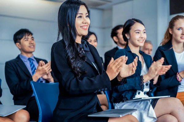 Empresarios y empresarias celebrando el éxito. — Foto de Stock