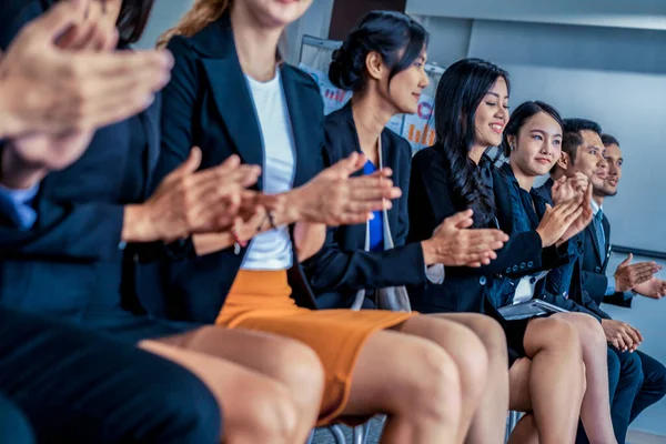 Empresarios y empresarias celebrando el éxito. — Foto de Stock