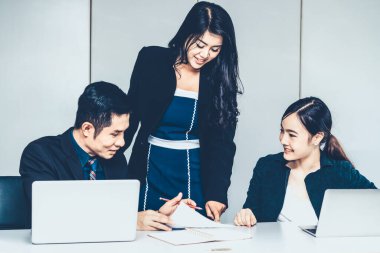 Grup toplantısındaki iş adamları ofiste çalışıyor..