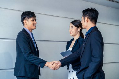 İş adamlarının el sıkışma anlaşması.