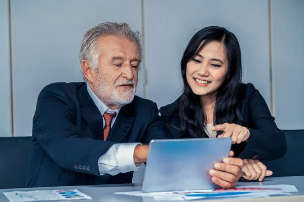 Gerente ejecutivo senior y joven empresaria. —  Fotos de Stock