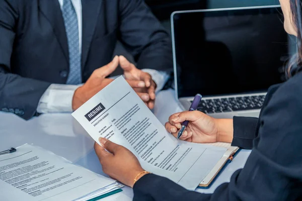 Human resources department manager reads CV resume — Stock Photo, Image