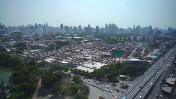 Vista panorâmica da paisagem urbana e canteiro de obras em metrópole — Vídeo de Stock