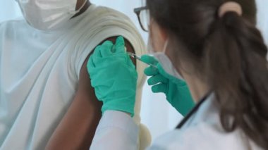 Genç adam, aşı için yetenekli doktoru hastanede ziyaret ediyor.