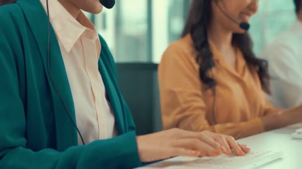 Geschäftsleute mit Headset arbeiten aktiv im Büro — Stockvideo