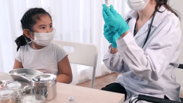 Une écolière rend visite à un médecin habile à l'hôpital pour la vaccination — Video