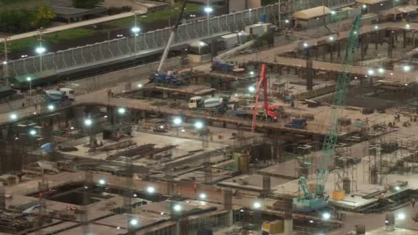 Caducidad del sitio de construcción con maquinaria pesada de construcción en la metrópolis — Vídeos de Stock