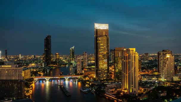 Tempo lapso noite cityscape e arranha-céus edifícios no centro da cidade de metrópole — Vídeo de Stock