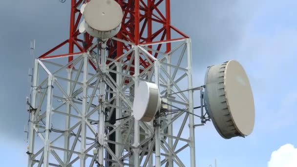 Besar menara telekomunikasi terhadap langit dan awan di latar belakang — Stok Video