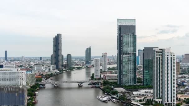 Paysage urbain et immeubles de grande hauteur dans le centre-ville de la métropole — Video