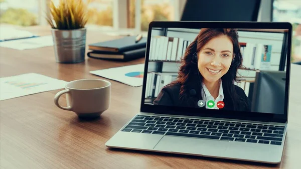 Videollamada reunión de gente de negocios en el lugar de trabajo virtual u oficina remota —  Fotos de Stock