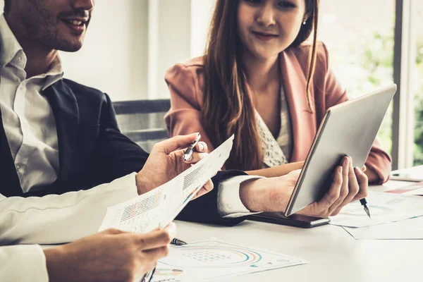 Homme d'affaires et femmes d'affaires travaillant dans le bureau. — Photo