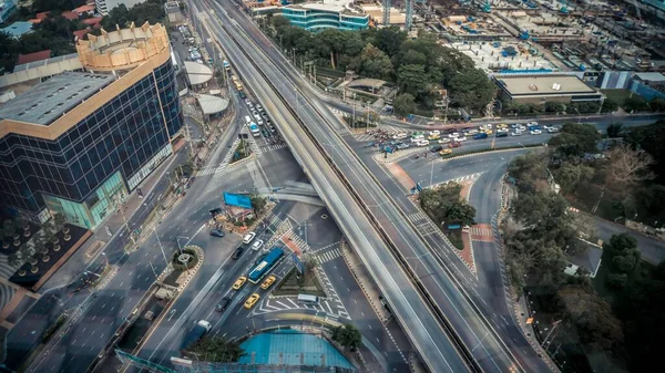 Zajęty autostrady skrzyżowania dróg w centrum miasta Metropolis — Zdjęcie stockowe