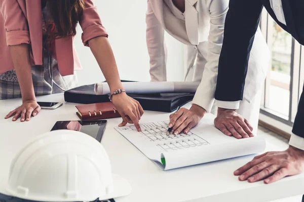 Arquitecto e ingeniero trabajando con dibujo. — Foto de Stock