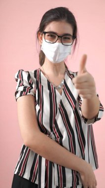 Genç kadın COVID-19 aşısını neşeyle sargılıyor.