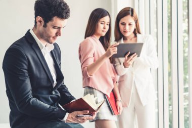 İşadamı iş yerinde kitap okuyor. .