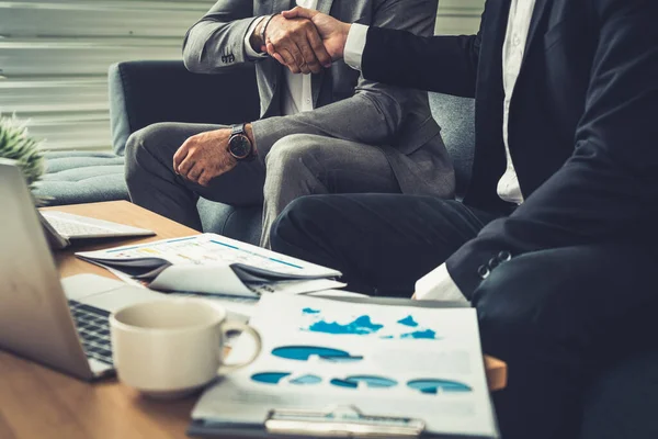 Empresários negócio aperto de mão no escritório. — Fotografia de Stock