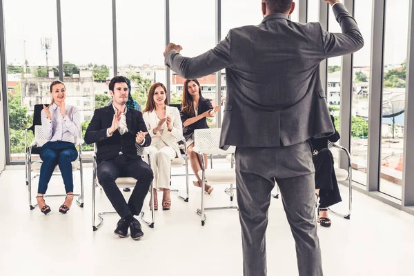 Empresarias y empresarios en reunión de grupo. — Foto de Stock