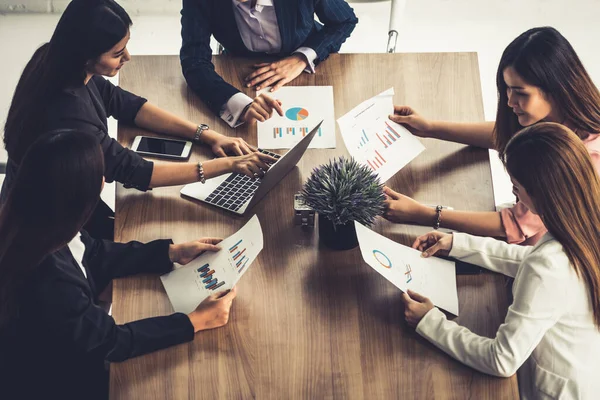 Businesswomen in Meeting, Laptop Computer on Table — Stock Photo, Image