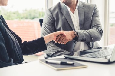 İş adamı tokalaşması ofiste iş kadını.